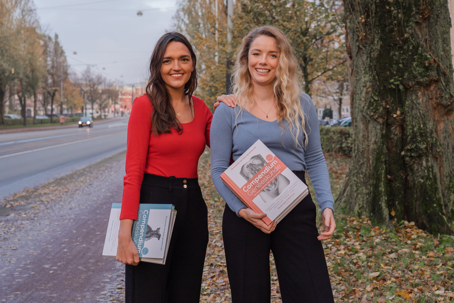 Romée Snijders en Veerle Smit met in hun handen de Compendium boeken